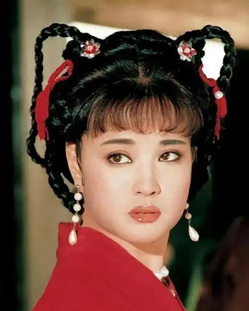 断左臂拒绝休养只因“无儿无女”再有钱也没用！75岁刘晓庆摔(图1)