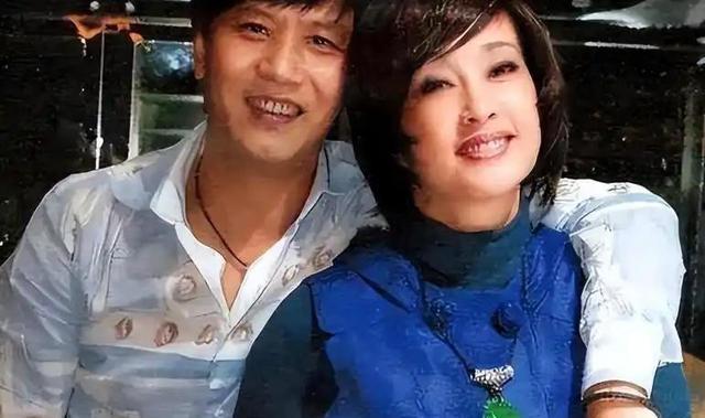 断左臂拒绝休养只因“无儿无女”再有钱也没用！75岁刘晓庆摔(图5)