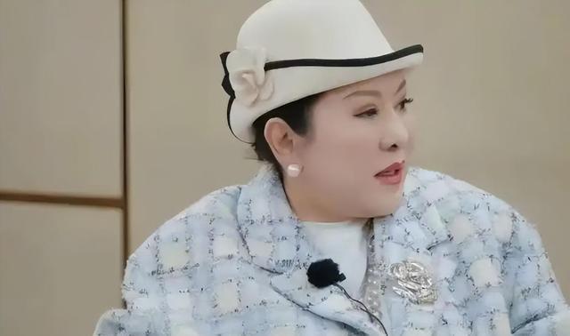 断左臂拒绝休养只因“无儿无女”再有钱也没用！75岁刘晓庆摔(图3)