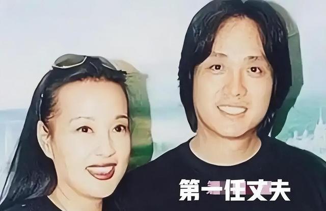 断左臂拒绝休养只因“无儿无女”再有钱也没用！75岁刘晓庆摔(图2)