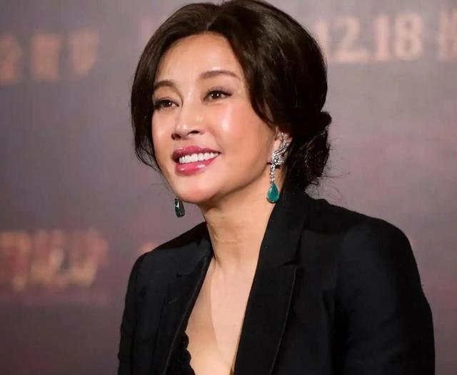 断左臂拒绝休养只因“无儿无女”再有钱也没用！75岁刘晓庆摔(图8)