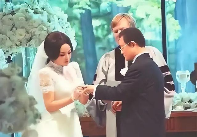 断左臂拒绝休养只因“无儿无女”再有钱也没用！75岁刘晓庆摔(图7)