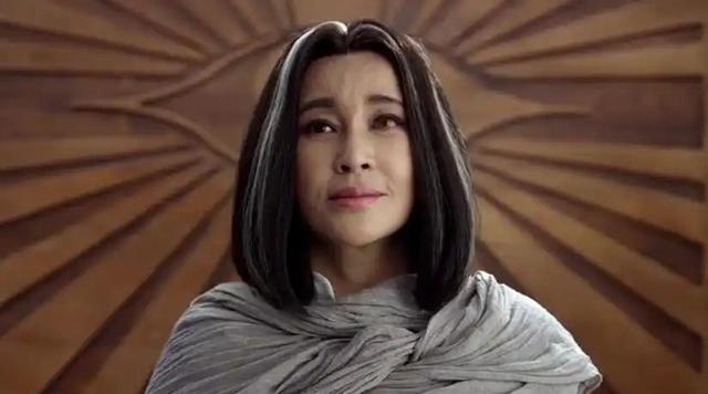 断左臂拒绝休养只因“无儿无女”再有钱也没用！75岁刘晓庆摔(图6)